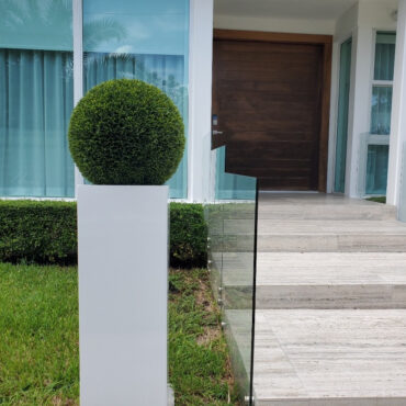 Yang Fiberglas Vase Topiary