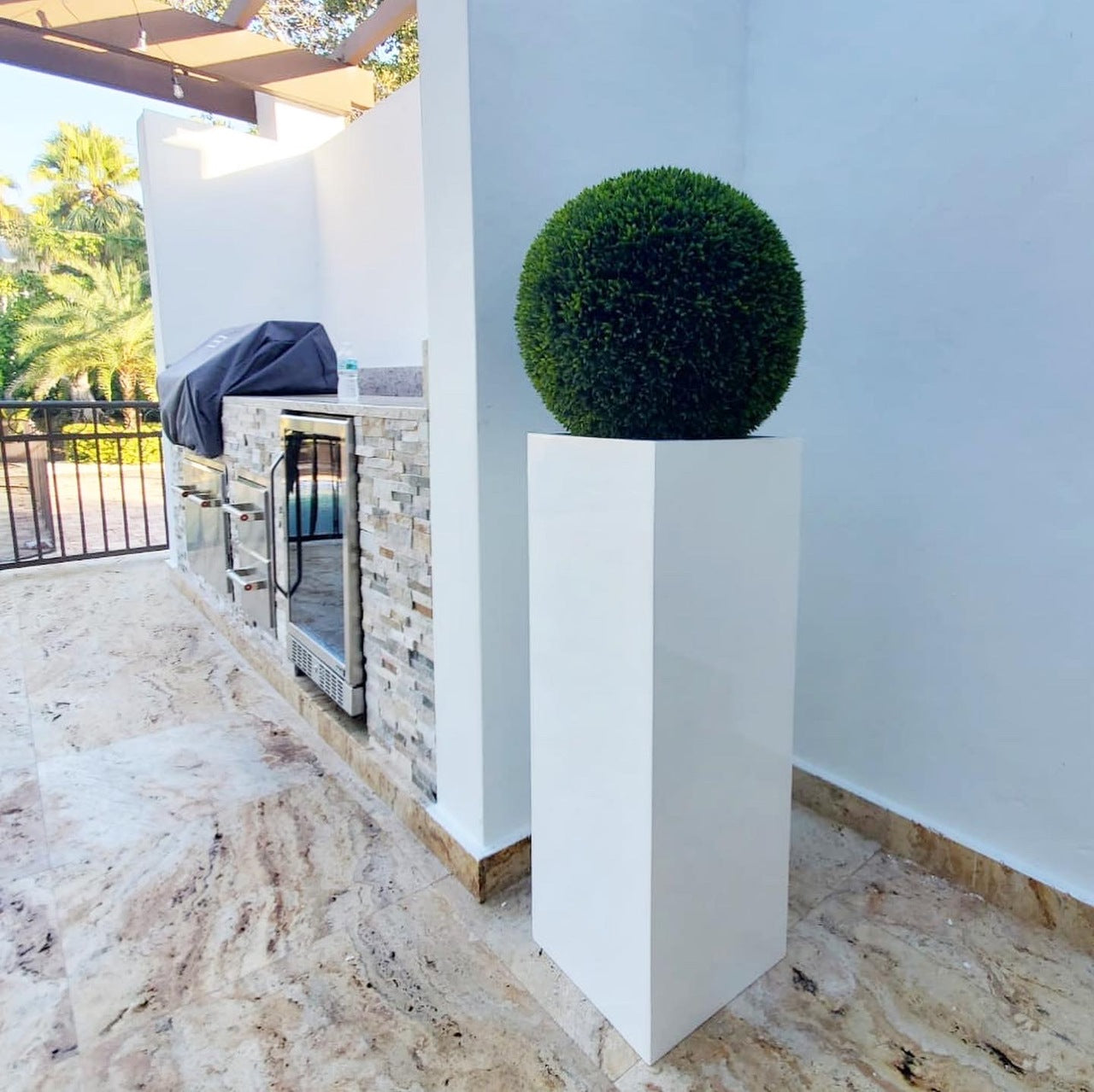 Yang Fiberglas Vase Topiary