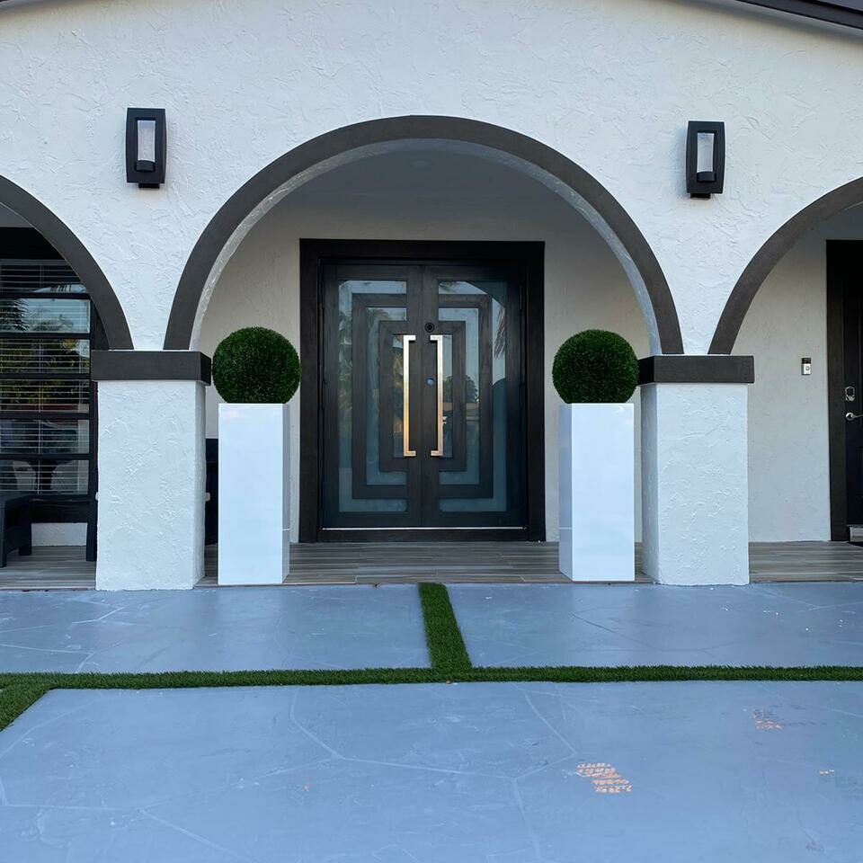 Yang Fiberglas Vase Topiary