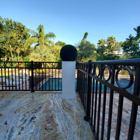 Yang Fiberglas Vase Topiary