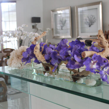 Purple Vandas – approx. 24 cm in 24″ Casa Moderna Glass Plate Planter