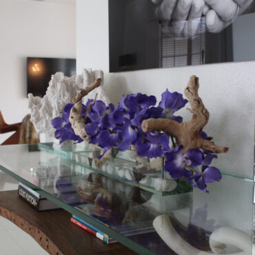 Purple Vandas – approx. 24 cm in 24″ Casa Moderna Glass Plate Planter